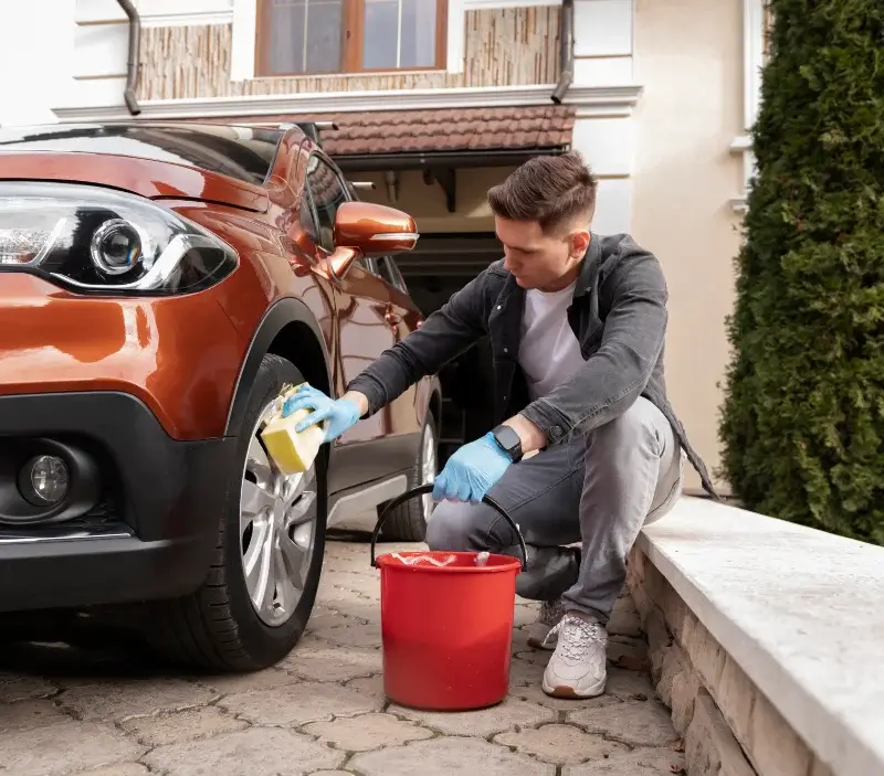Lavage auto à domicile Grand-Champ : professionnel intervenant sur un véhicule
